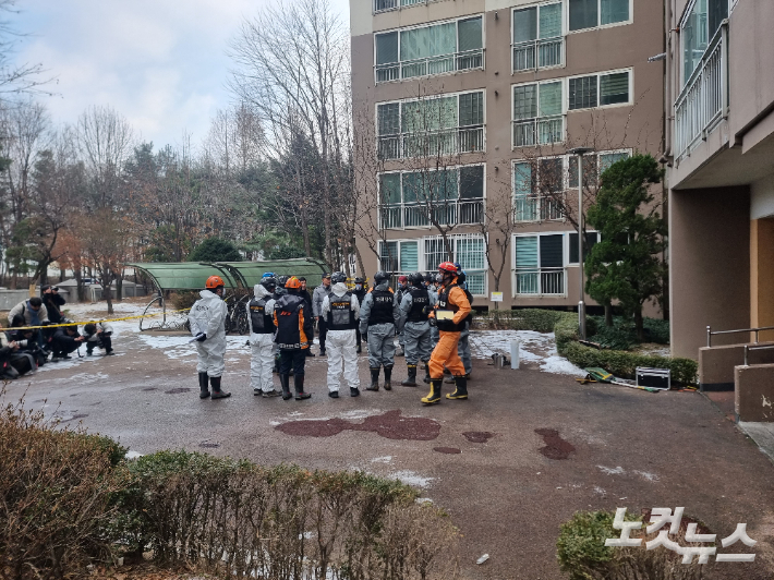 26일 오전 서울 도봉구 방학동 아파트 화재 현장에서 경찰과 소방당국의 합동감식이 진행되고 있다. 민소운 기자