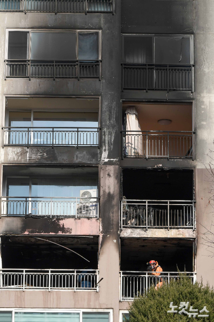 26일 성탄절 새벽 화재가 발생한 서울 도봉구 아파트에 대한 현장감식이 진행되고 있다. 이 화재로 2명이 숨지고 29명이 다쳤다. 박종민 기자