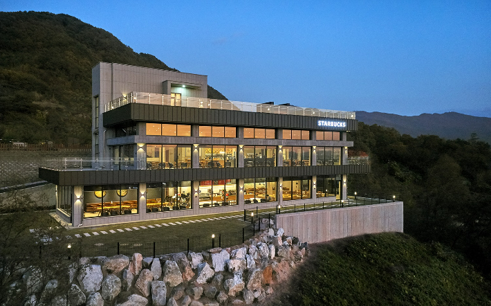스타벅스 10대 명소 매장 중 하나인 춘천구봉산R점. 스타벅스 제공