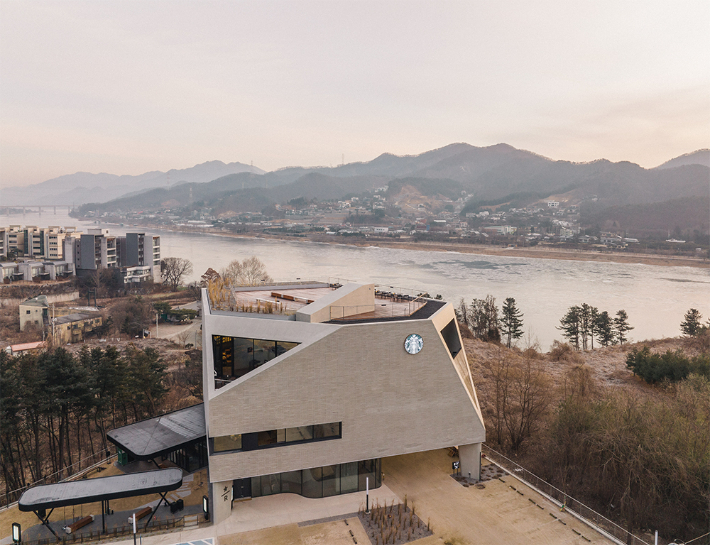 국내 유일의 스타벅스 펫 프렌들리 매장인 더북한강R점 전경. 반려동물을 위한 펫파크를 도입했으며 지난 11월 리뉴얼했다. 스타벅스 제공