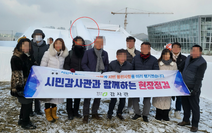 붕괴사고가 난 청주 눈썰매장 개장에 앞서 지난 20일 청주시 시민감사관이 현장점검을 벌였다. 당시에서 비닐통로 위(빨간 원 안)에는 상당량의 눈이 쌓여 있었다. 청주시 제공