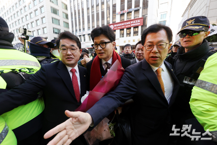 한동훈 국민의힘 비상대책위원장이 26일 오후 서울 여의도 국민의힘 중앙당사에서 열리는 취임식에 참석하기 위해 들어서고 있다. 윤창원 기자