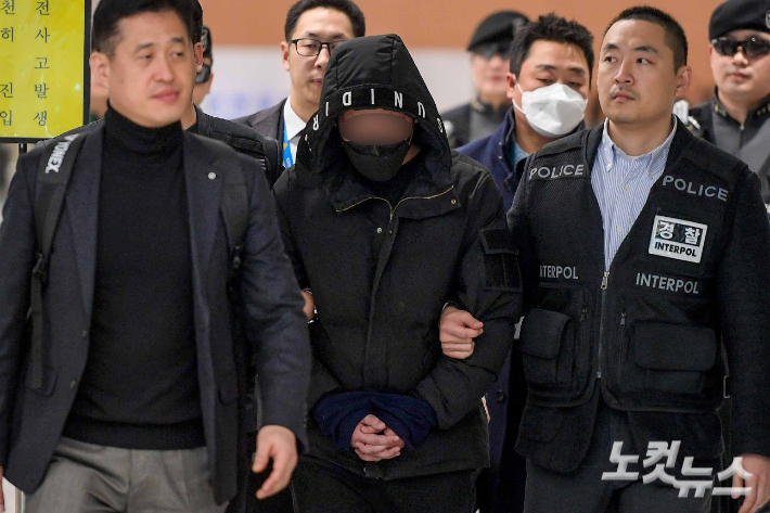 '강남 학원가 마약 음료 협박 사건'의 한국인 주범 이모씨(26)가 26일 인천국제공항을 통해 국내로 송환되고 있다. 박종민 기자