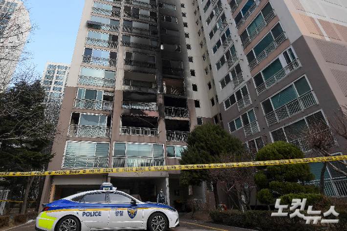 26일 성탄절 새벽 화재가 발생한 서울 도봉구 아파트 외벽이 그을려 있다. 이 화재로 2명이 숨지고 29명이 다쳤다. 박종민 기자