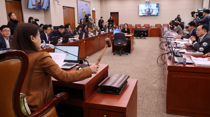 26일 국회 산업통상자원중소벤처기업위원회에서 이재정 위원장이 전체회의를 진행하고 있다. 연합뉴스