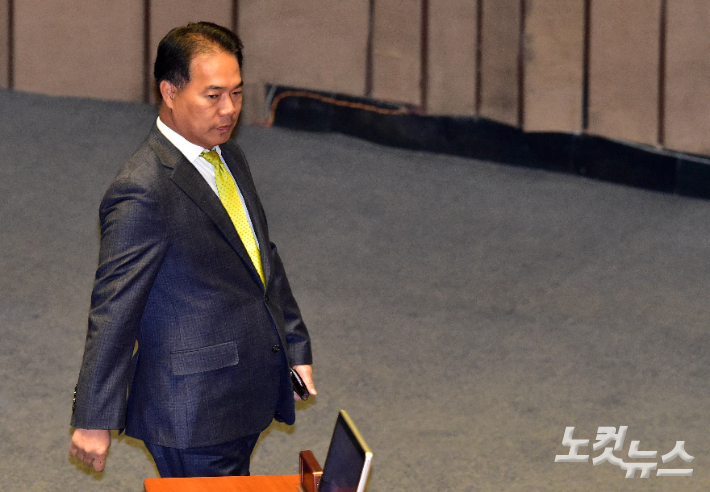 2019년도 예산안 시정연설에 참석하기 위해 국회 본회의장에 들어서고 있는 이용주 의원. 사진공동취재단