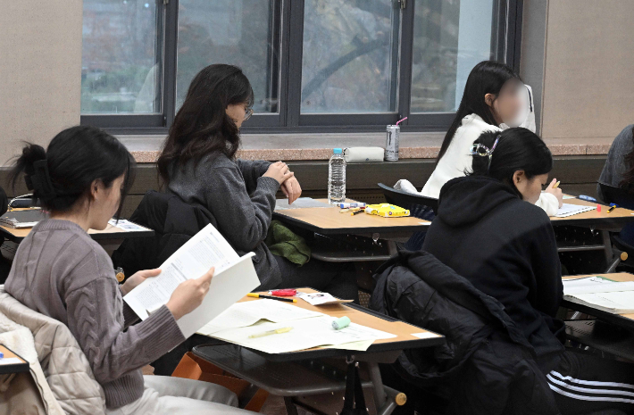 2024학년도 대학수학능력시험일인 지난 16일 서울 중구 이화여자외국어고등학교에서 수험생이 시험 시작을 기다리고 있다. 사진공동취재단