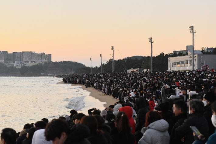 지난 1월 1일 속초해변에서 새해 첫 일출을 보기 위해 모인 수많은 인파. 속초시 제공