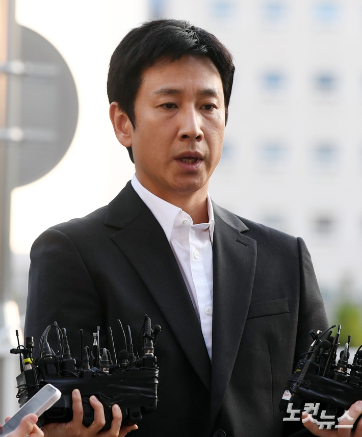 지난 10월 28일 오후 인천 남동구 논현경찰서에 피의자 신분으로 출석한 배우 이선균. 황진환 기자
