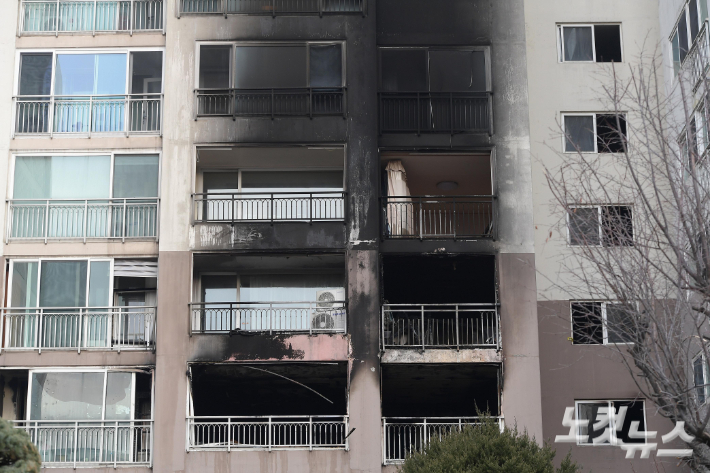 26일 성탄절 새벽 화재가 발생한 서울 도봉구 아파트 외벽이 그을려 있다. 이 화재로 2명이 숨지고 29명이 다쳤다. 박종민 기자