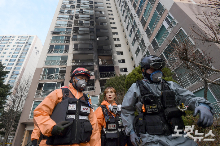26일 성탄절 새벽 화재가 발생한 서울 도봉구 아파트에 대한 현장감식이 진행되고 있다. 이 화재로 2명이 숨지고 29명이 다쳤다. 박종민 기자