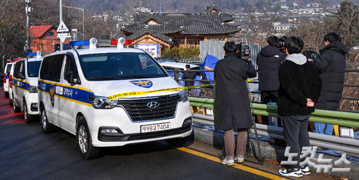 27일 오전 서울 종로구 와룡공원 인근에서 마약 투약 혐의로 경찰 조사를 받는 배우 이선균(48)이 숨진 채 발견된 가운데 현장이 통제되고 있다. 박종민 기자