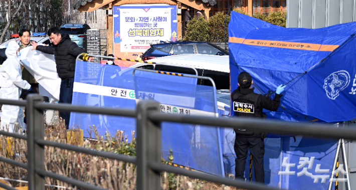 27일 오전 서울 종로구 와룡공원 인근에서 마약 투약 혐의로 경찰 조사를 받는 배우 이선균(48)이 숨진 채 발견된 가운데 현장이 통제되고 있다. 박종민 기자