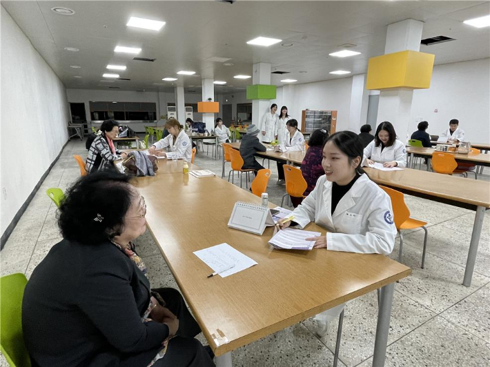 고신대 작업치료학과 치매봉사팀이 지역사회 어르신들을 위한 치매검사를 진행중이다.