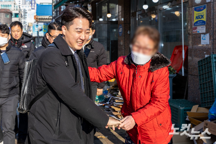 이준석 전 국민의힘 대표가 27일 서울 노원구의 한 음식점에서 탈당 기자회견을 하기 위해 이동하고 있다. 황진환 기자