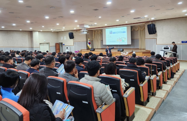 전남교육청이 최근 2024년 3월 지급되는 '전남학생교육수당'과 관련한 설명회를 진행하고 있다. 전라남도교육청 제공