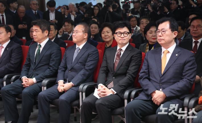 한동훈 국민의힘 비상대책위원장이 26일 오후 서울 여의도 국민의힘 중앙당사에서 비상대책위원장 임명 수락 연설 전 주요 당직자들과 앉아 있다. 윤창원 기자