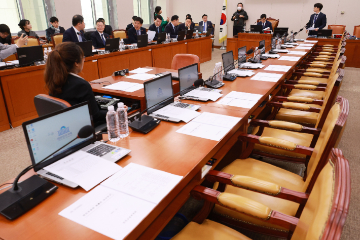 27일 국회에서 열린 국토교통위원회 전체회의에서 김민기 위원장이 회의를 주재하고 있다. 연합뉴스