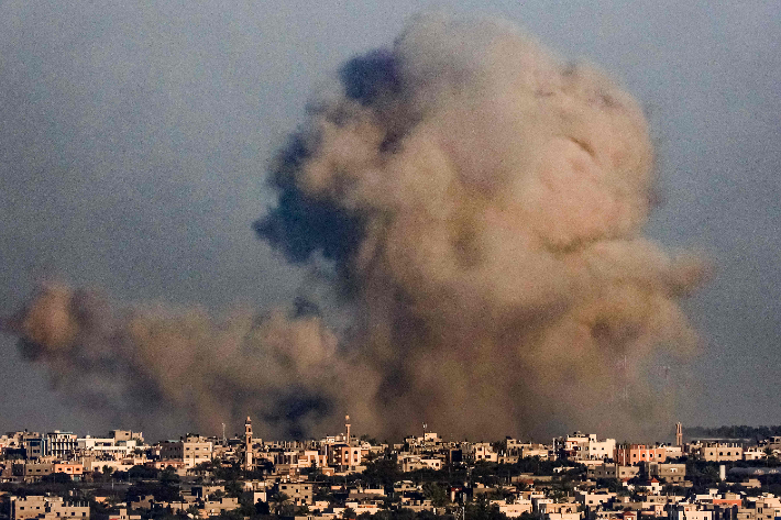 이스라엘군의 폭격 이후 검은 연기가 치솟는 가자지구 남부 칸 유니스. 연합뉴스 