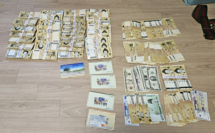 부산경찰청은 투자 사기 행각으로 수백억 원을 가로챈 조직폭력배 등 136명을 검거했다. 사진은 리딩 투자 사기 조폭으로부터 압수한 범죄 피해금 등. 부산경찰청 제공