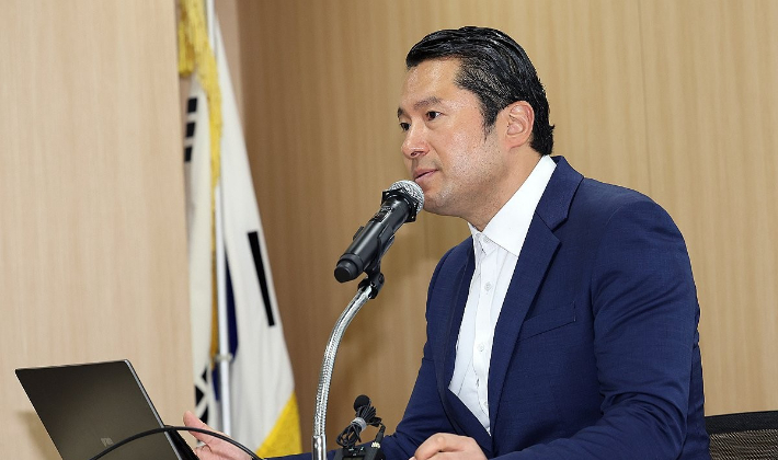 23일 오전 경기도의회 중회의실에서 쌍방울 대북송금 의혹(외국환거래법 위반), 뇌물 및 정치자금법 위반 등의 혐의로 재판 중인 이화영 전 경기도 평화부지사의 변호인(법무법인 KNC 김현철 변호사)이 기자회견을 열고 재판부(수원지법 형사11부) 기피신청서를 제출하는 사유에 대해 밝히고 있다. 연합뉴스