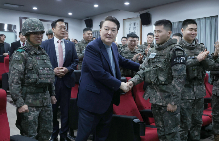 윤석열 대통령이 연말연시를 맞아 28일 경기도 연천군 중부 전선 육군 제5보병사단 열쇠전망대를 방문해 최전방에서 경계 작전 중인 장병들을 격려하며 치하하고 있다. 연합뉴스