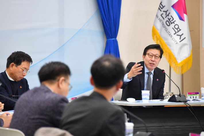 박형준 부산시장이 비상경제대책회의에서 발언하고 있다. 부산시 제공
