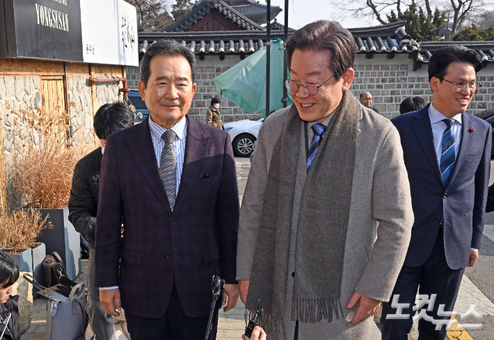 이재명 더불어민주당 대표(오른쪽)와 정세균 전 국무총리가 28일 서울 종로구의 한 음식점에서 오찬 회동을 위해 이동하고 있다. 국회사진취재단