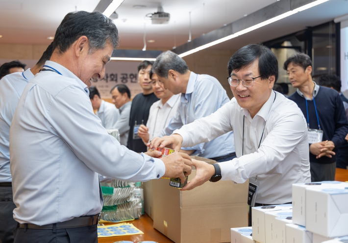 HDC현대산업개발은 지난 10월 용산 본사에서 올해 우수협력사 대표단과 함께 지역사회에 나눔을 실천하는 'HDC Partners 사회공헌' 행사를 진행했다. 김회언 HDC현대산업개발 대표이사(오른쪽)와 세아건설 황기만 대표이사(왼쪽)가 용산에 거주하는 참전용사와 상이군경에게 전달할 선물을 포장하고 있다. HDC현대산업개발 제공