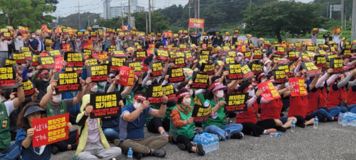 주문진 폐기물매립장 반대대책위원회와 주민 등 500여 명은 지난해 8월 북강릉공설운동장에서 매립장 설치반대를 위한 총궐기대회를 개최했다. 전영래 기자 