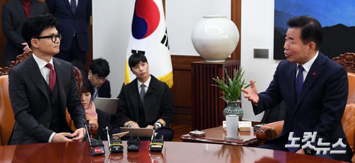 마주 앉은 김진표 국회의장-한동훈 비대위원장