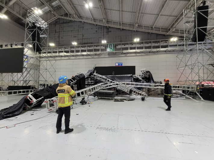 자넌 28일 광주 서구 김대중컨벤션센터에서 작업중이던 구조물이 무너져 작업자 4명이 다치는 사고가 발생했다. 광주 서부소방서 제공