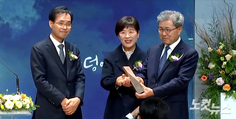 송재식 원로목사(오른쪽) 부부가 원로목사 추대패를 받고 있다. 한세민