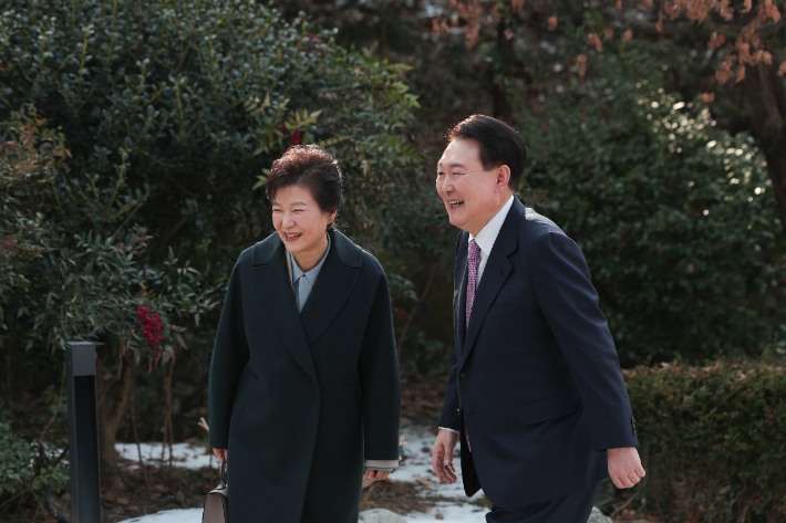 함께 관저 산책하는 윤석열 대통령과 박근혜 전 대통령. 대통령실 제공