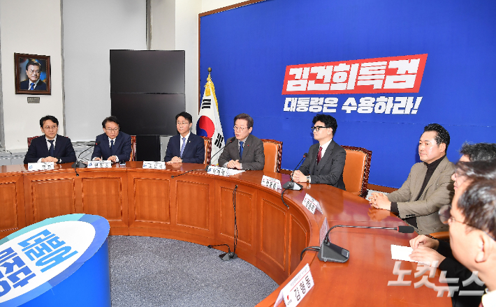 더불어민주당 이재명 대표가 29일 국회에서 국민의힘 한동훈 비상대책위원장을 접견하고 있다. 황진환 기자