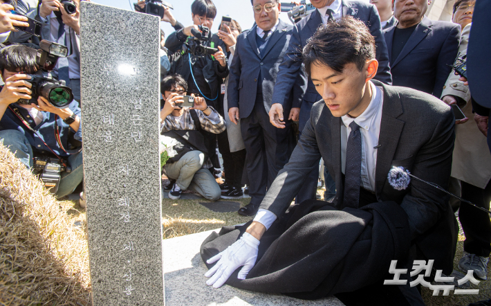 고 전두환씨 손자 전우원씨가 지난 3월 31일 광주 북구 국립5·18민주묘지를 참배하고 있다. 광주=박종민 기자