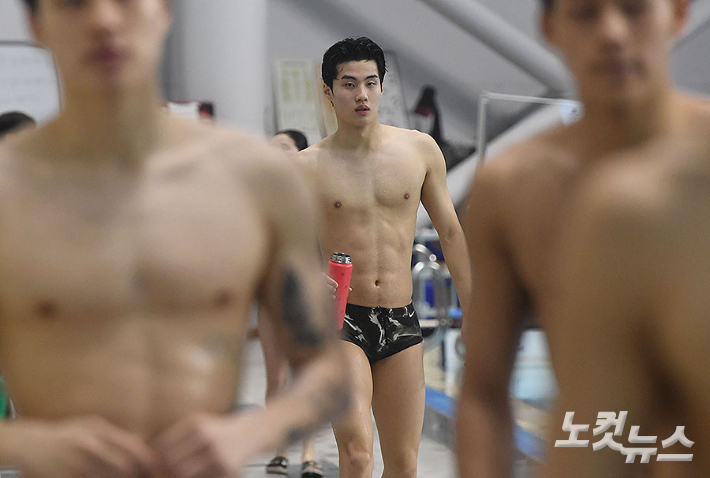 28일 오전 '2024 파리 하계올림픽' 을 앞두고 진천 국가대표 선수촌 수영장에서 수영 국가대표 황선우, 김우민 등 이 훈련을 하고 있다.