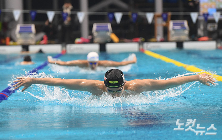 28일 오전 '2024 파리 하계올림픽' 을 앞두고 진천 국가대표 선수촌 수영장에서 수영 국가대표 황선우, 김우민 등 이 훈련을 하고 있다.