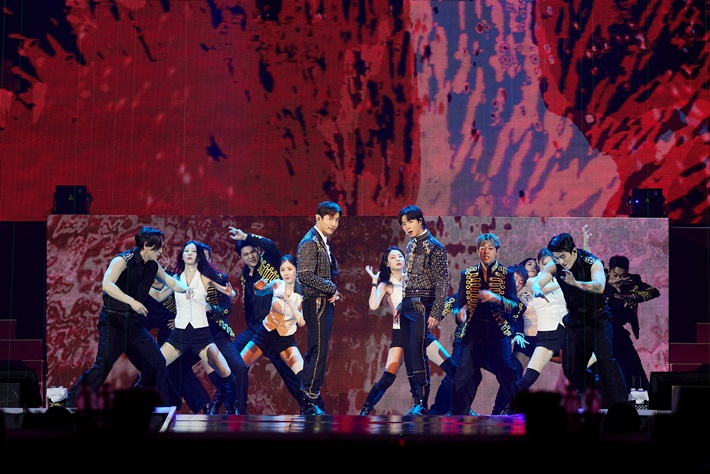 지난달 31일 인천 영종도 인스파이어 아레나에서 20주년 콘서트 '20&2'를 개최한 동방신기. SM엔터테인먼트 제공