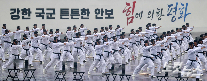 경기 성남시 서울공항에서 열린 '건군 75주년 국군의 날 기념식'에서 군 장병들이 태권도 시범을 선보이고 있다. 사진공동취재단
