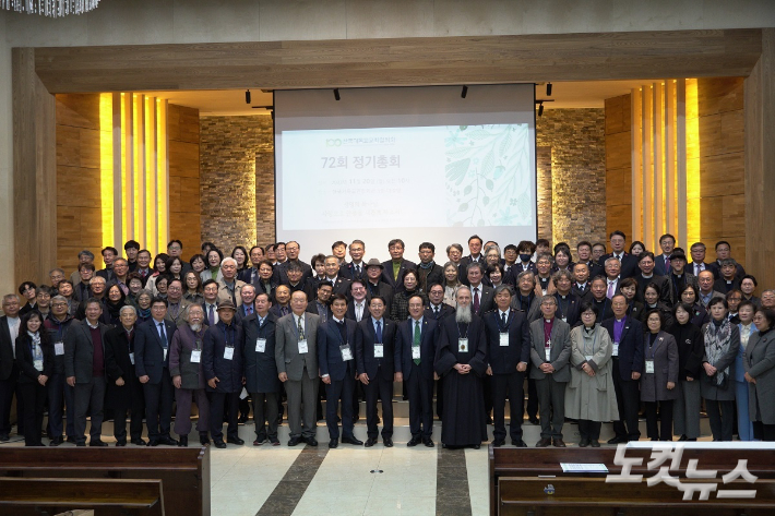 한국교회 최초 연합기관인 한국기독교교회협의회가 올해 창립 100주년을 맞았다. 교회협의회는 신년메시지에서 시대의 아픔을 공감하고, 변화하는 목회 환경 속에서 교회와 사회의 징검다리로서 수용과 공감, 일치와 연대 정신을 이어가겠다고 천명했다. 사진은 지난해 11월 72회기 총회에 참석한 회원교회 대의원들 모습. 