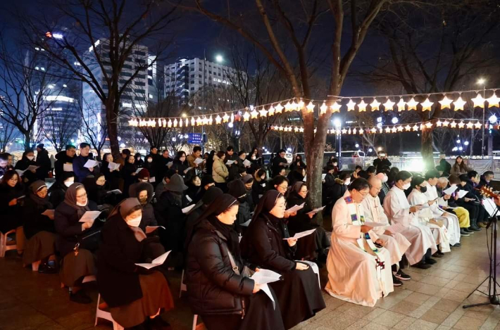 '159, 별과 함께하는 그리스도교 연합기도회'가 지난 해 12월 31일 오후 서울광장 이태원참사 합동분향소에서 진행됐다.  사진 = 에큐메니안 임석규 제공 