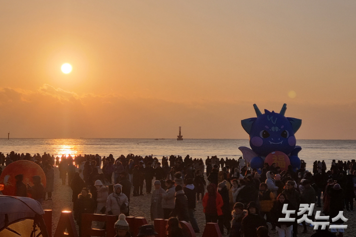 2024년 새해 첫날인 1일 부산 해운대해수욕장이 해맞이객들로 붐비고 있다. 김혜민 기자  