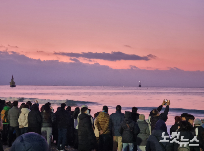 2024년 새해 첫날인 1일 오전 부산 해운대해수욕장에서 시민들이 갑진년 첫 해를 기다리고 있다. 김혜민 기자