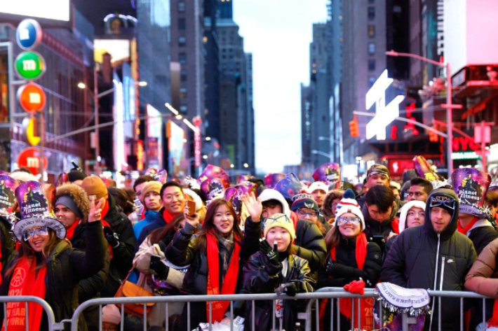 뉴욕 시민들이 타임스퀘어에서 열리는 새해 축하공연을 기다리고 있다. 연합뉴스