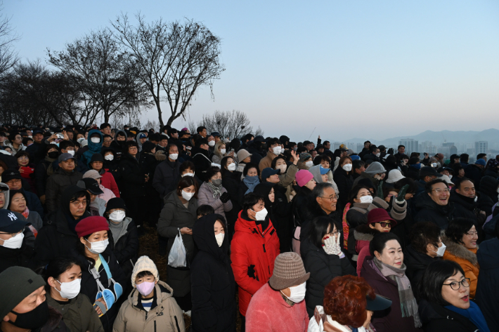 1일 오전 광주 남구 월산 근린공원 해맞이 행사. 광주 남구청 제공