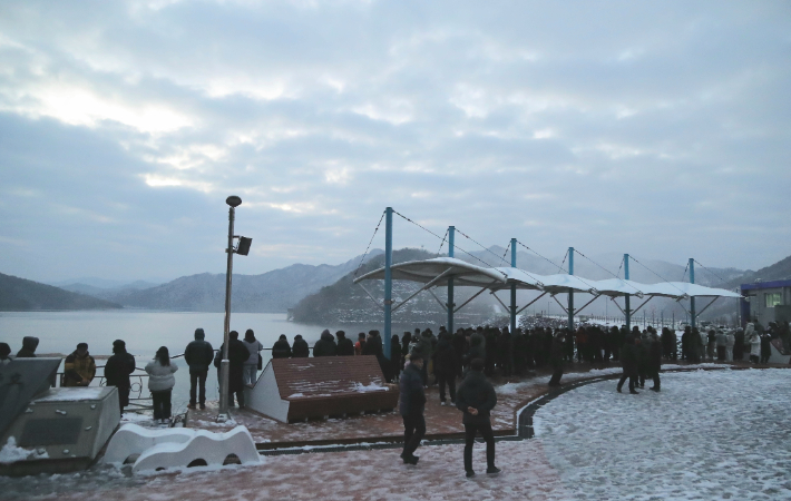 1일 아침 6시 40분쯤 강원도 춘천시 소양강댐 정상에 해맞이객들이 몰렸다. 춘천시 제공