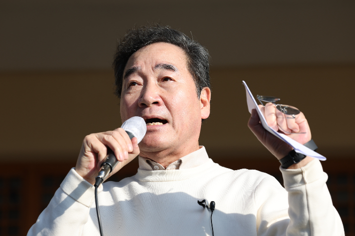 이낙연 전 더불어민주당 대표가 1일 오전 경기도 고양시 행주산성에서 지지자들에게 신년인사를 하고 있다. 연합뉴스