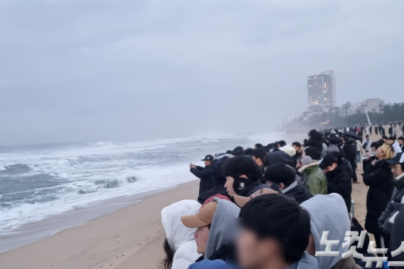 1일 오전 강릉 경포해변을 찾은 해맞이객들이 새해 첫 일출을 기다리고 있는 모습. 전영래 기자