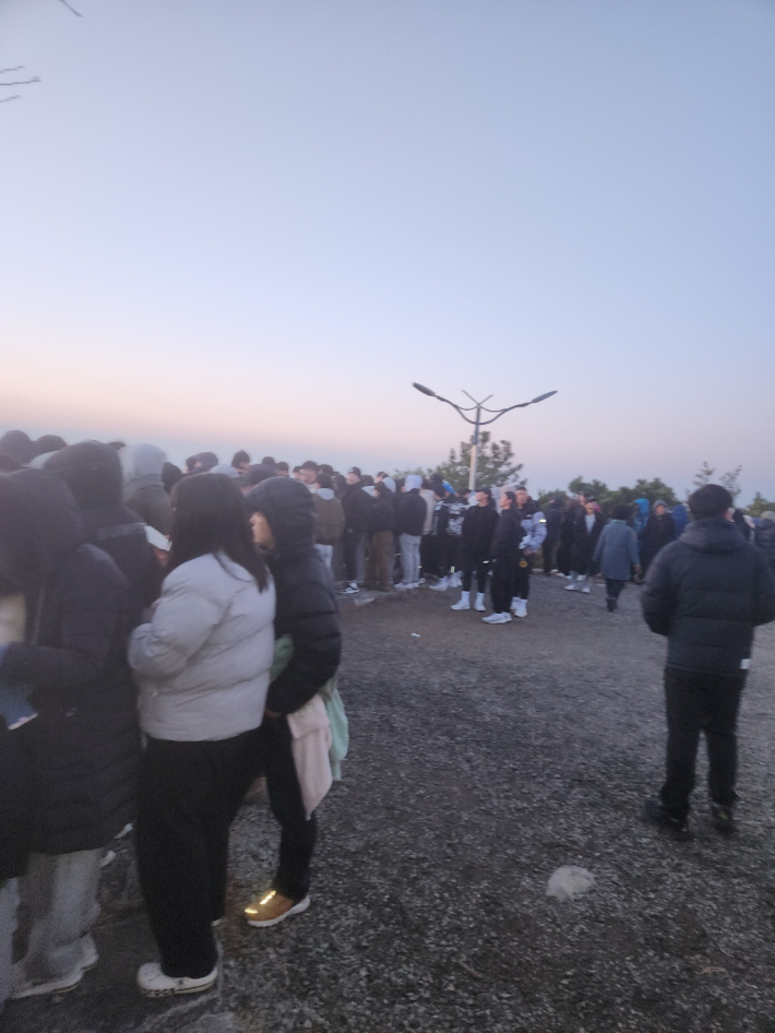 부산 황령산 봉수대에서 새해 첫 해가 돋기를 기다리는 시민들/정민기 기자 